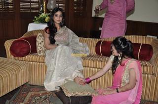 Mahie Gill feet photo thumbnail