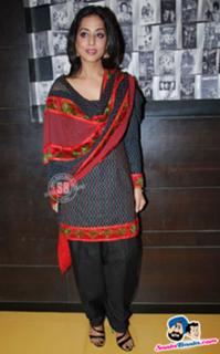 Mahie Gill feet photo thumbnail