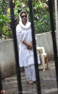 Mahie Gill feet photo thumbnail