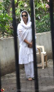 Mahie Gill feet photo thumbnail
