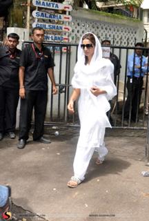 Mahie Gill feet photo thumbnail