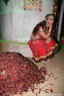 Mahie Gill feet photo thumbnail