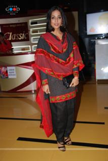 Mahie Gill feet photo thumbnail