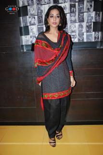 Mahie Gill feet photo thumbnail