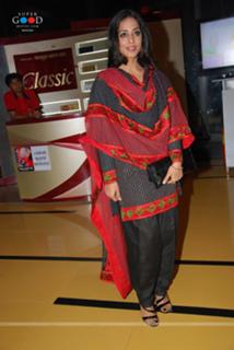 Mahie Gill feet photo thumbnail