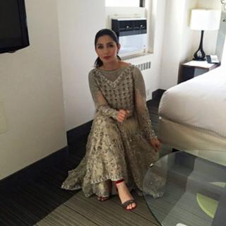 Mahira Khan feet photo thumbnail