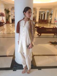 Mahira Khan feet photo thumbnail