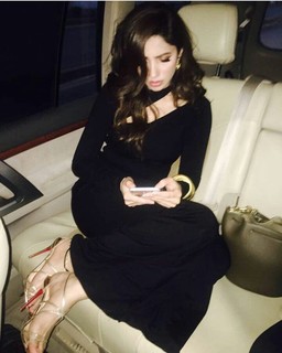 Mahira Khan feet photo thumbnail