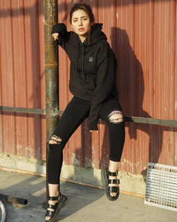 Mahira Khan feet photo thumbnail