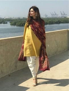 Mahira Khan feet photo thumbnail