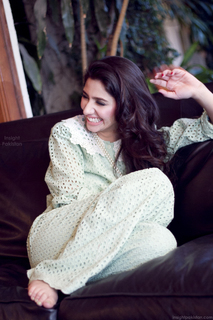Mahira Khan feet photo thumbnail