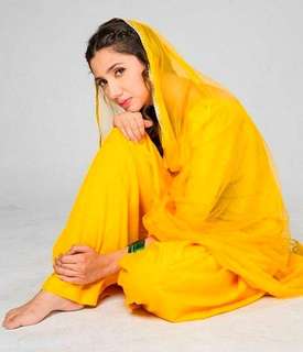 Mahira Khan feet photo thumbnail