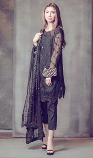 Mahira Khan feet photo thumbnail