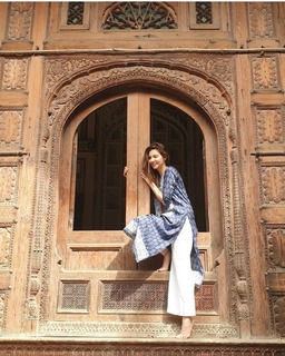 Mahira Khan feet photo thumbnail