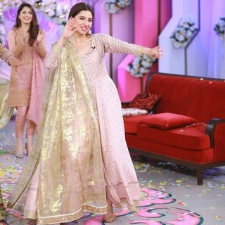 Mahira Khan feet photo thumbnail