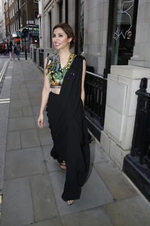 Mahira Khan feet photo thumbnail