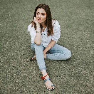 Mahira Khan feet photo thumbnail