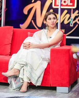 Mahira Khan feet photo thumbnail