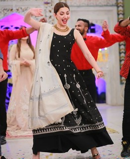 Mahira Khan feet photo thumbnail