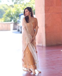 Mahira Khan feet photo thumbnail