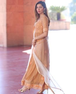 Mahira Khan feet photo thumbnail