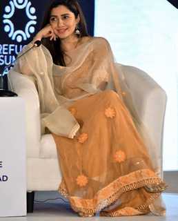 Mahira Khan feet photo thumbnail