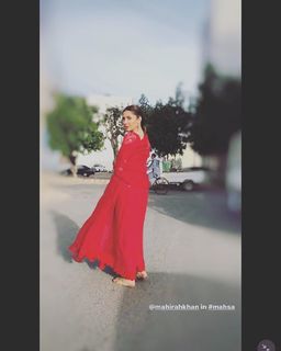 Mahira Khan feet photo thumbnail