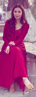 Mahira Khan feet photo thumbnail