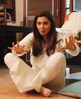 Mahira Khan feet photo thumbnail