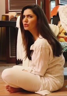 Mahira Khan feet photo thumbnail