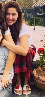 Mahira Khan feet photo thumbnail
