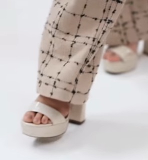 Mahira Khan feet photo thumbnail