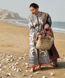Mahira Khan feet photo thumbnail