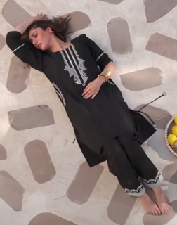 Mahira Khan feet photo thumbnail