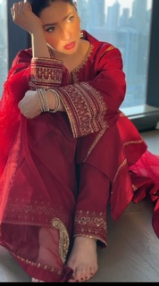 Mahira Khan feet photo thumbnail