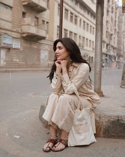Mahira Khan feet photo thumbnail