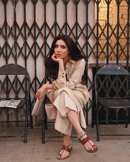 Mahira Khan feet photo thumbnail