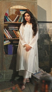 Mahira Khan feet photo thumbnail