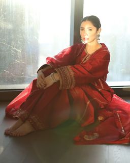 Mahira Khan feet photo thumbnail