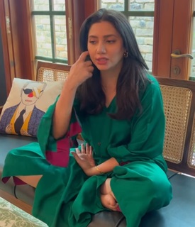 Mahira Khan feet photo thumbnail