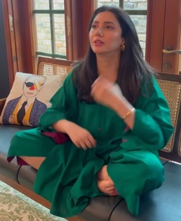 Mahira Khan feet photo thumbnail