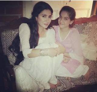 Mahira Khan feet photo thumbnail