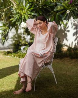Mahira Khan feet photo thumbnail