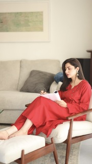 Mahira Khan feet photo thumbnail