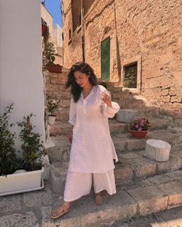 Mahira Khan feet photo thumbnail