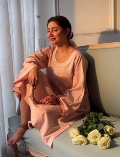 Mahira Khan feet photo thumbnail
