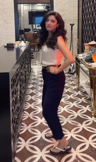 Mahira Khan feet photo thumbnail