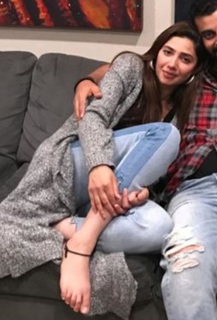 Mahira Khan feet photo thumbnail