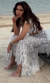 Mahira Khan feet photo thumbnail