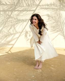 Mahira Khan feet photo thumbnail